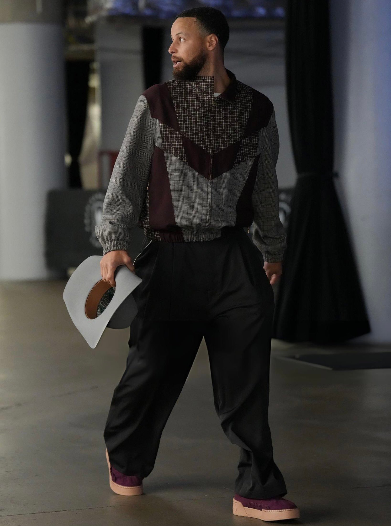 我还以为库里没有来了库里今天也在达拉斯 身上还穿着欧文代言的安踏勇士vs独行侠