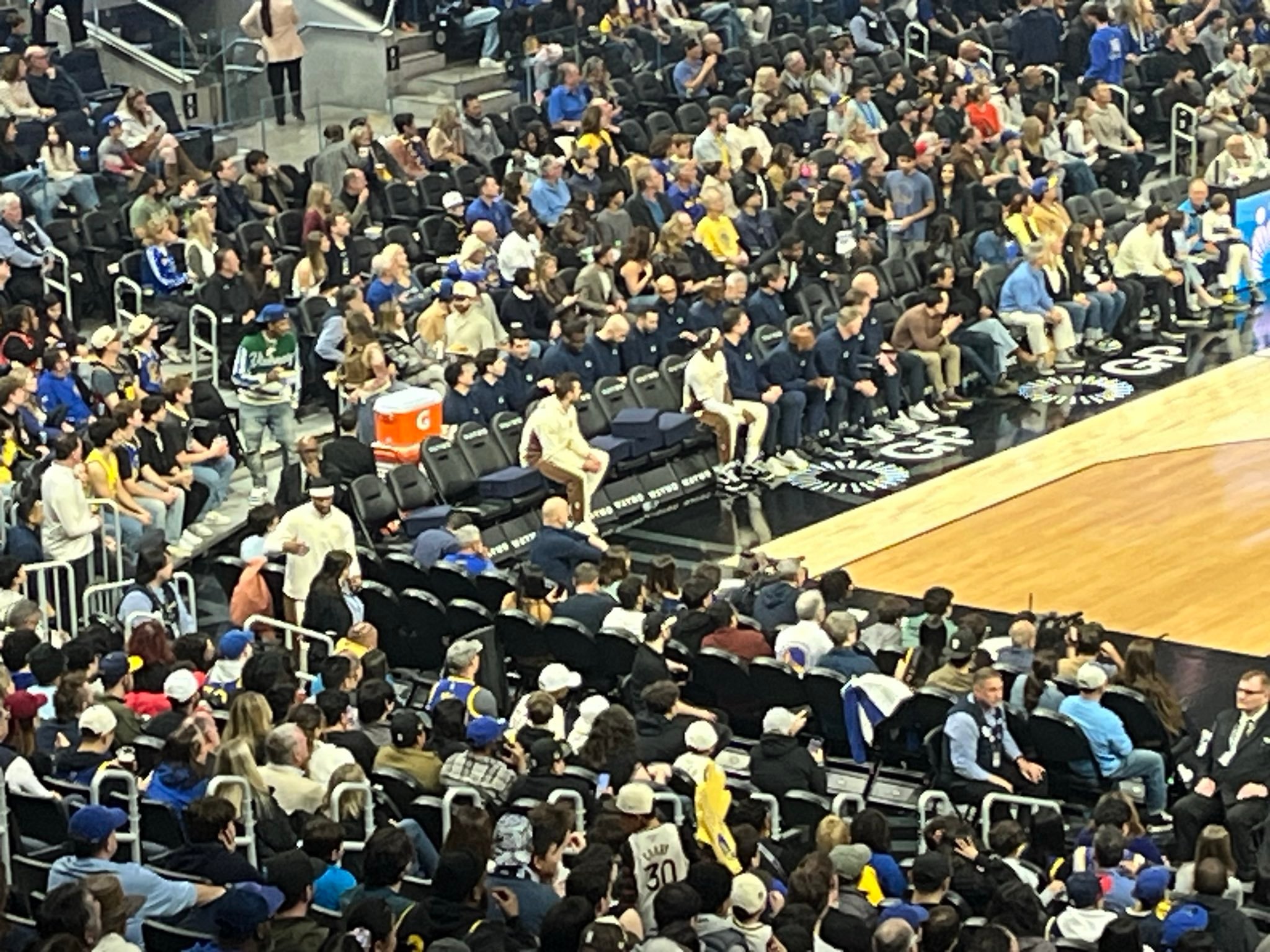 给你们看个想哭了 勇士的替补席 鹈鹕vs勇士