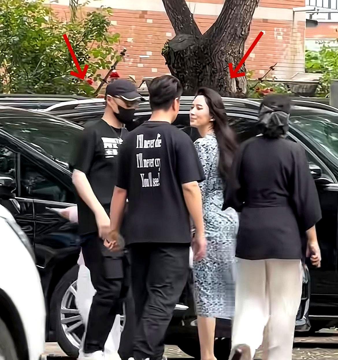 26万一年的学费，普通家庭听着都得倒吸一口气吧？
可6月17号这一幕，偏偏就把这
