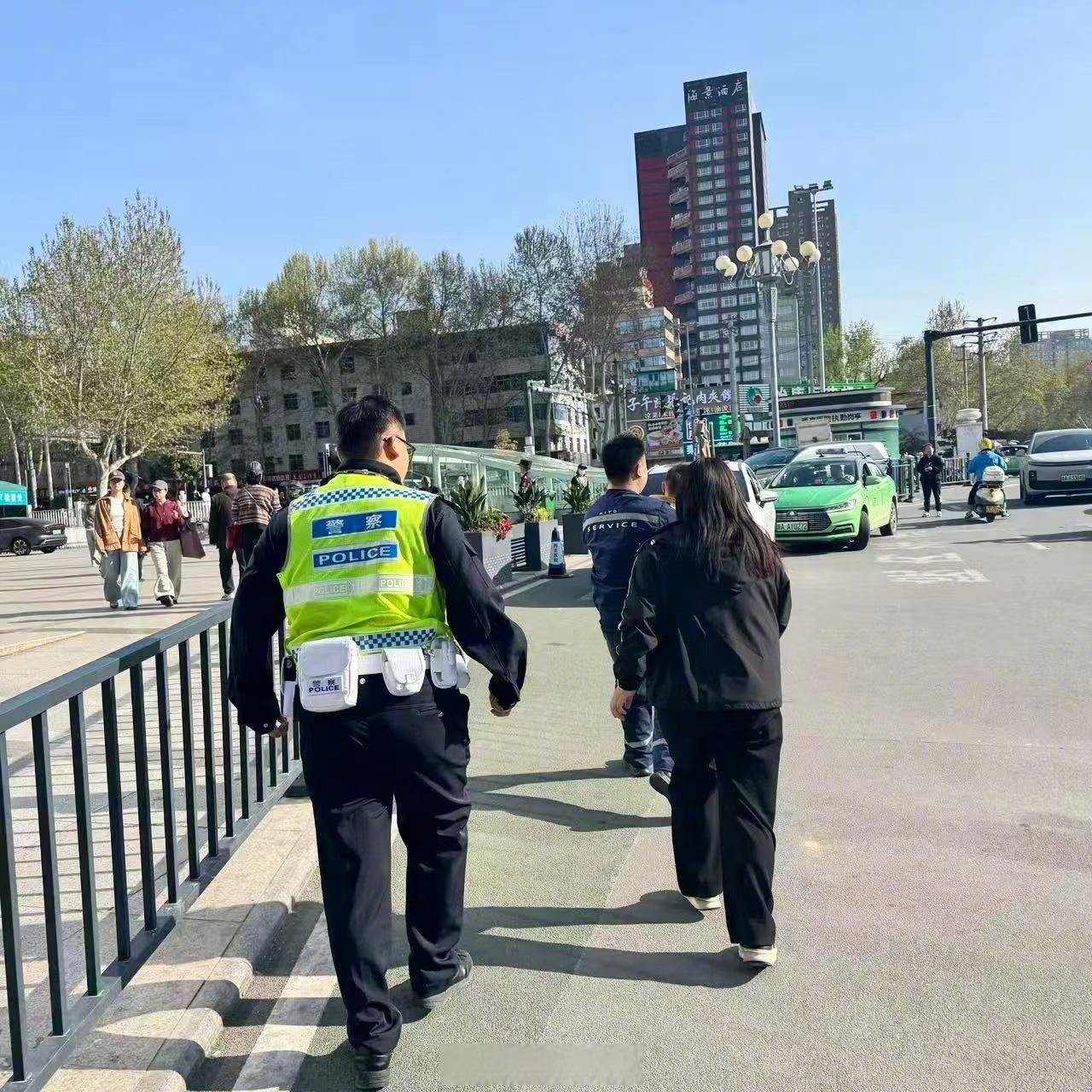 【警暖长安 幼儿断指伤情危急 未央交警紧急救援】4月1日，西安公安 交管未央大队