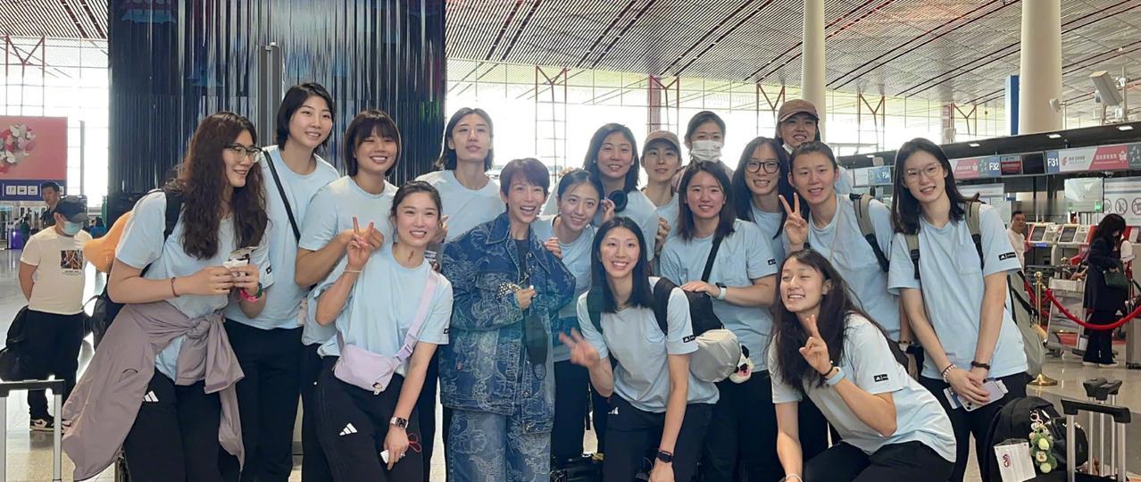 蔡少芬机场偶遇中国女排，化身小迷妹上前求合影。霸气侧漏的“皇后娘娘”在女排队员的