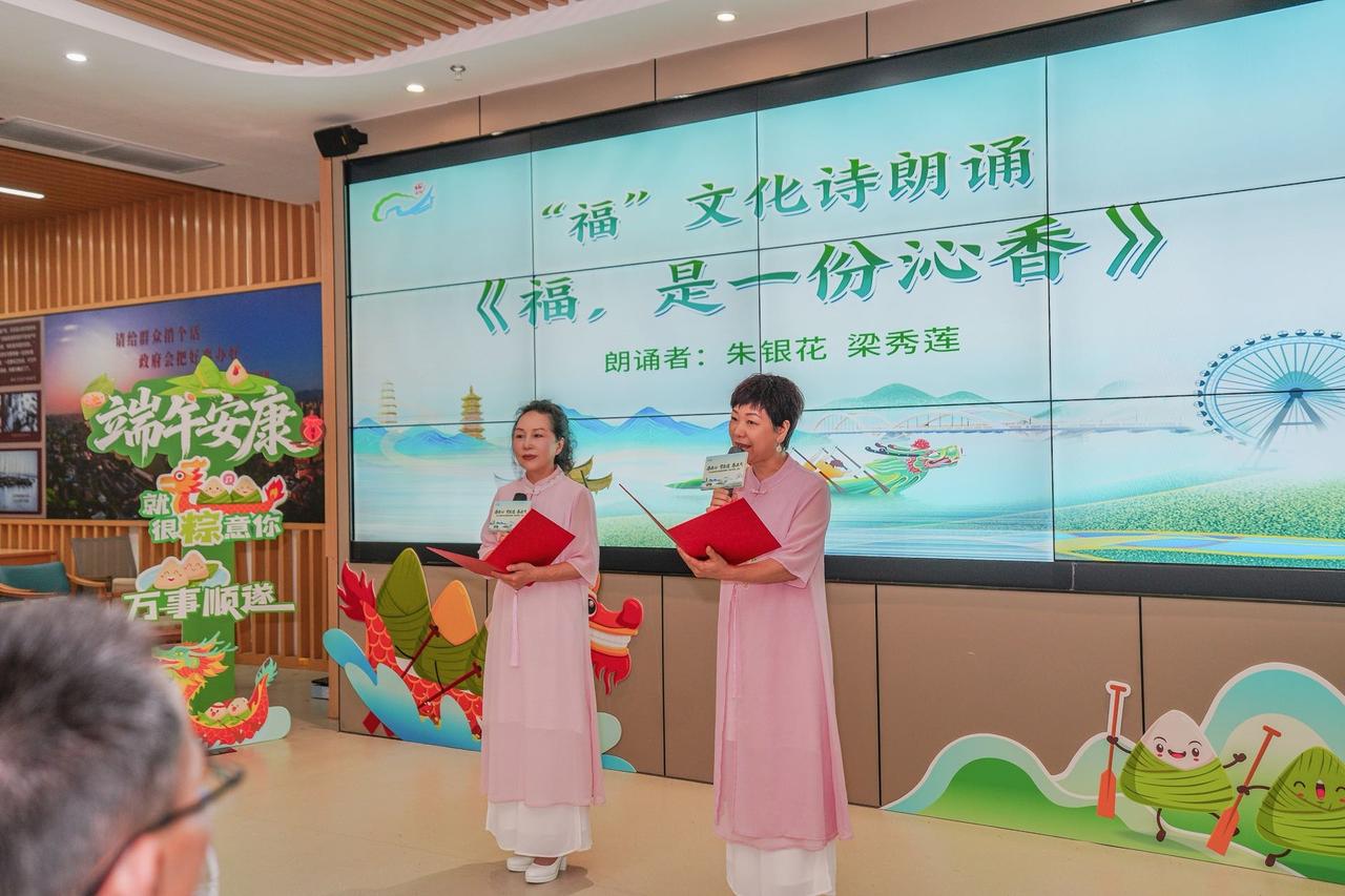 雕琢时光昨天转来：蓝光老师，明天早上在苍霞社区朗诵你的这首诗《福，是一份沁香》，