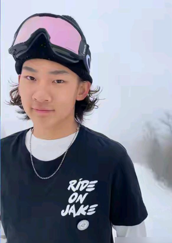 苏翊鸣22岁生日这天，干了两件大事。
拿了米兰冬奥会中国首金，官宣了和朱易的恋情