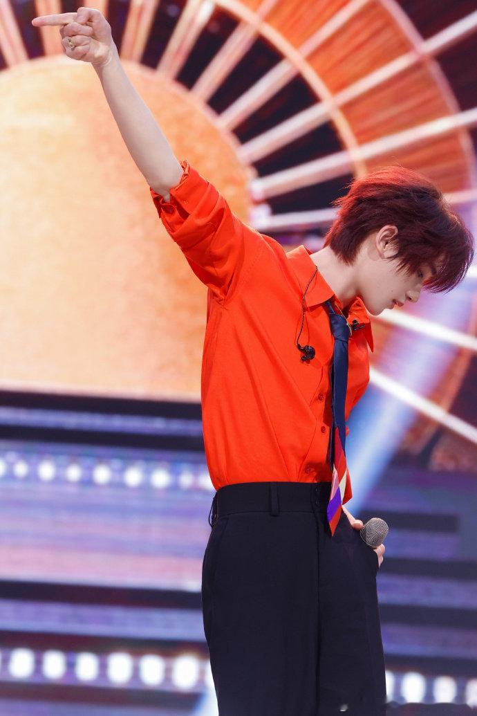 你好星期六街晚提前过年了你好星期六这街晚也太有年味了，红灯笼挂满整个舞台，游戏和