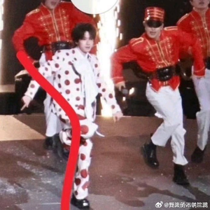 秀款风格与六周年纪念氛围超契合，网友点赞“选款用心”，话题热度不断升温！ 