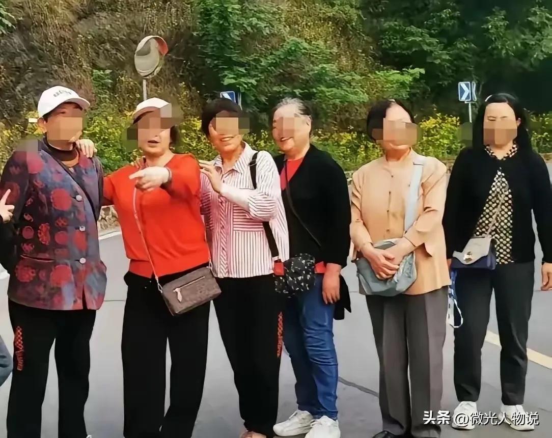 6名湖南退休老师赴贵州旅游，遇大雨躲进一户农家，主人盛情款待做9菜1汤、拿白酒相