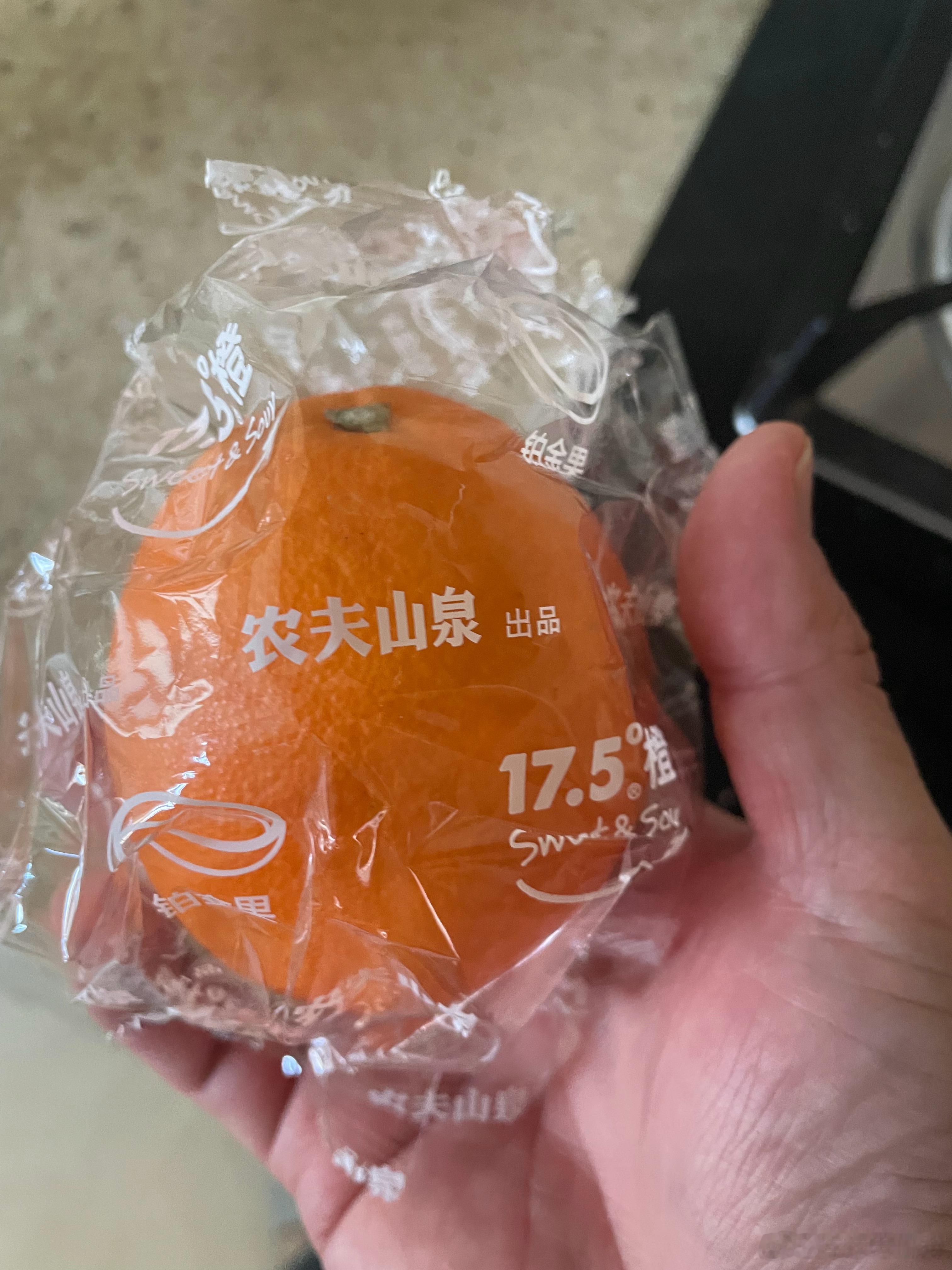 我的黑暗料理农夫山泉橙子、蒙牛酸奶，放一块拌拌当冰淇淋吃买农夫山泉橙子，因为那是