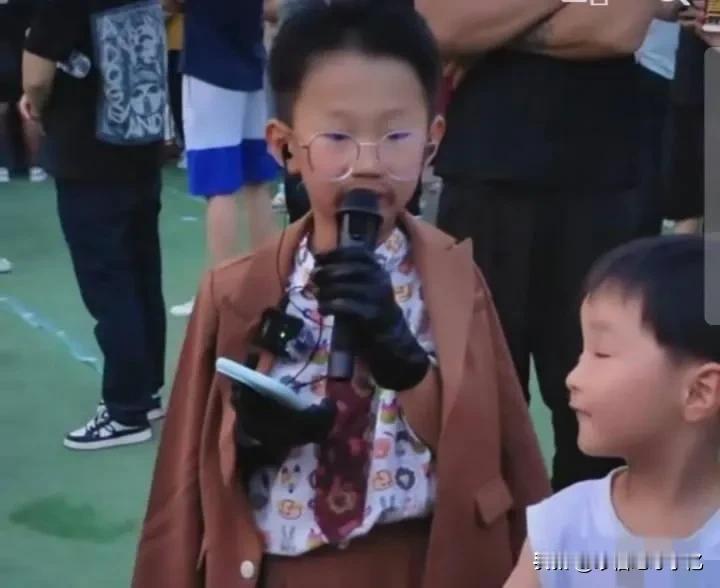 你问我有什么志向？
长大当网红
