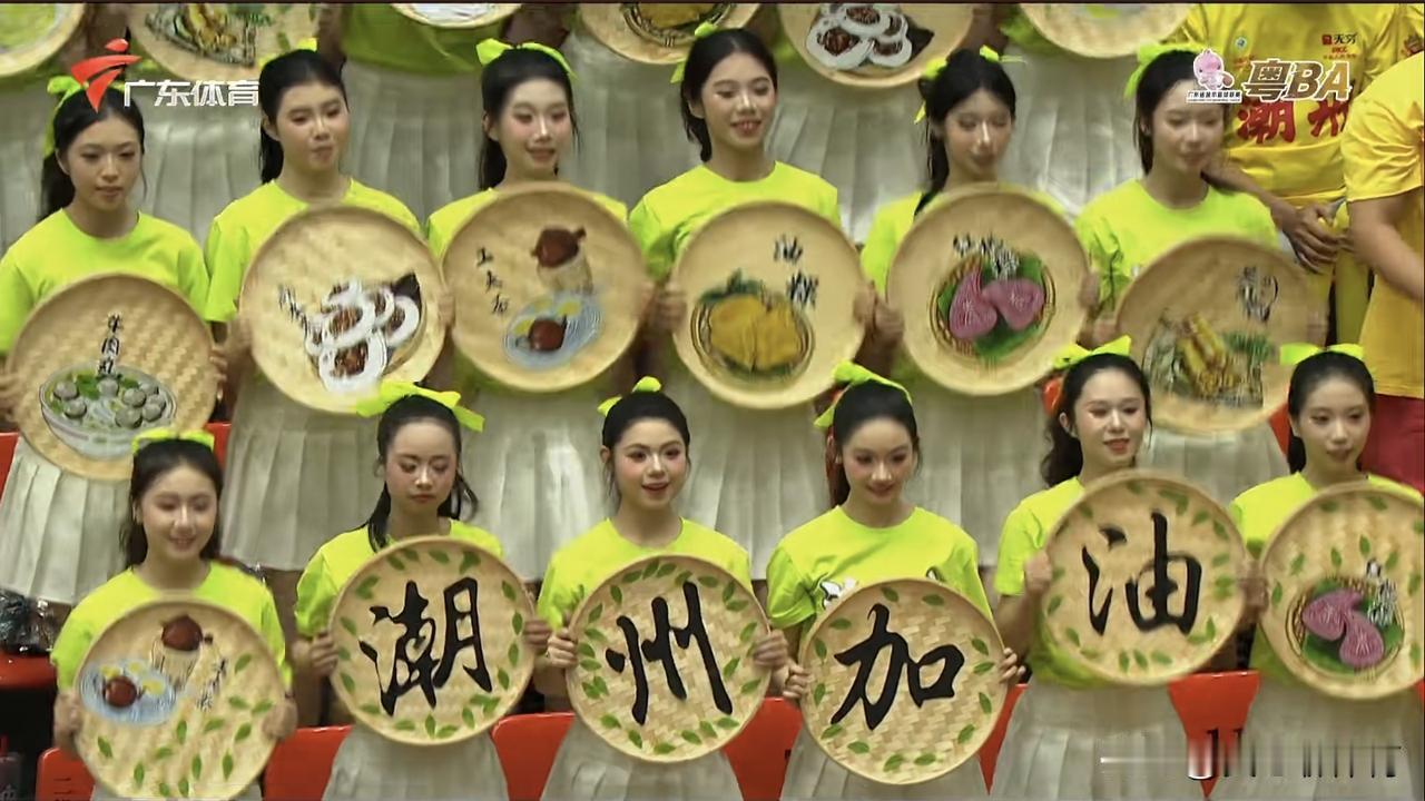 在直播潮州队VS广州队的粤BA的1/4的第一场比赛，广东体育在电视端是刘泉和句晔