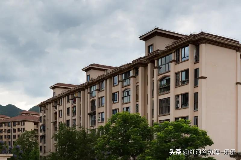 有的房东还是挺鸡贼的。
看到一个房东要卖房子，他的房子是那种改善房小区，总价比较