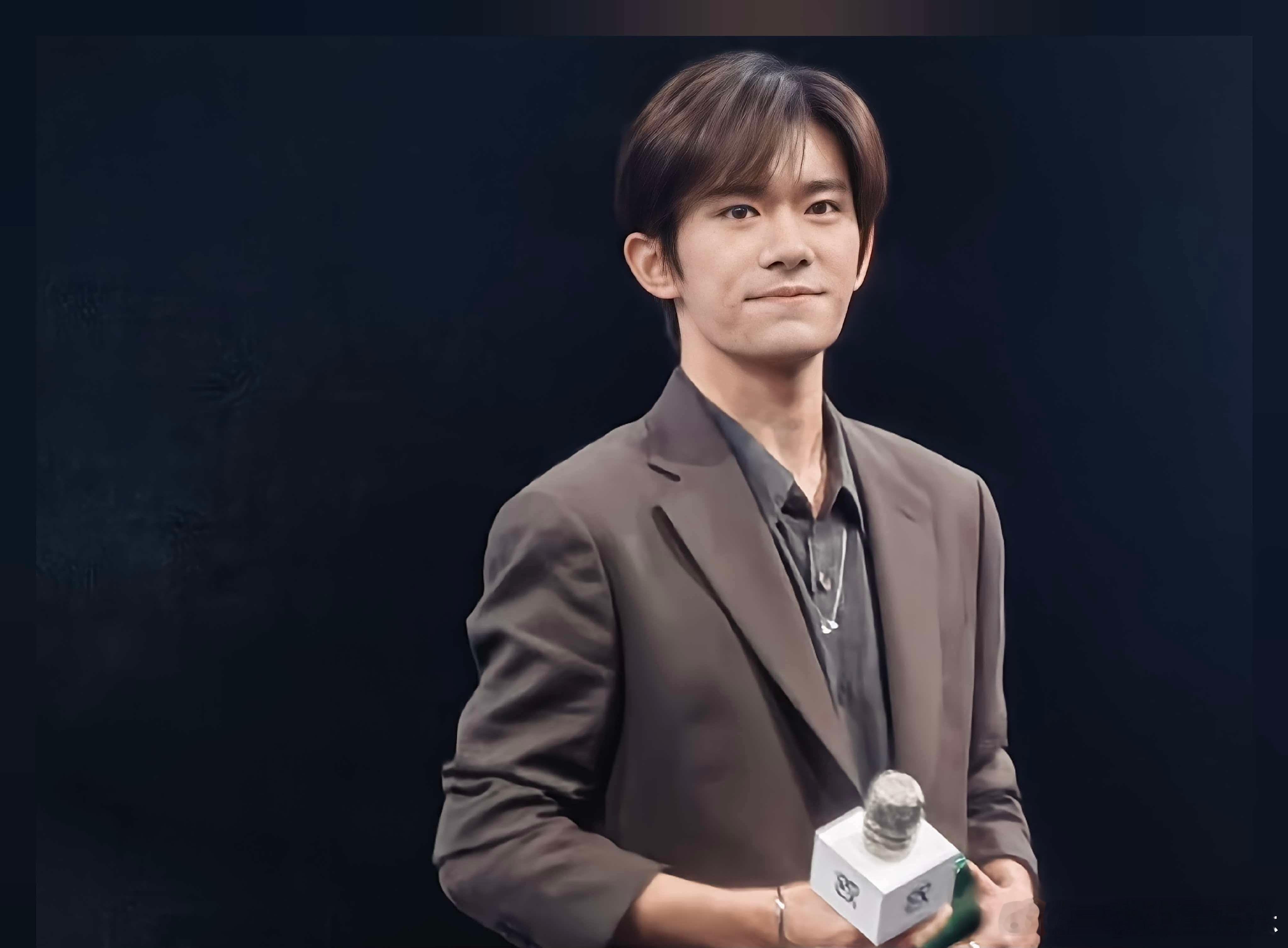 易烊千玺亮相nova发布会时隔两年的温暖重逢，易烊千玺以华为nova全球代言人的