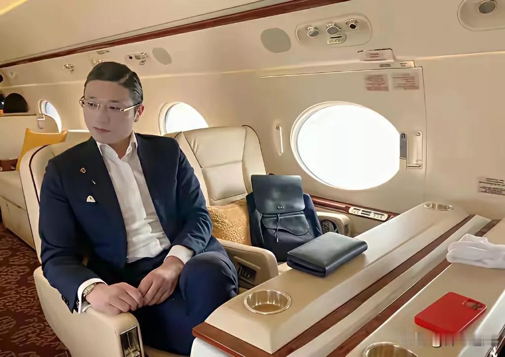 为何有的精致男会给人一种''纸扎人''之感？

久违了！久违了！人类高质量男性终