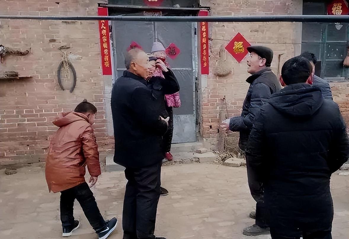 过年走亲戚，那趣事可太多了。每年春节，乡村小道上全是走亲访友的人。亲戚间以酒相待