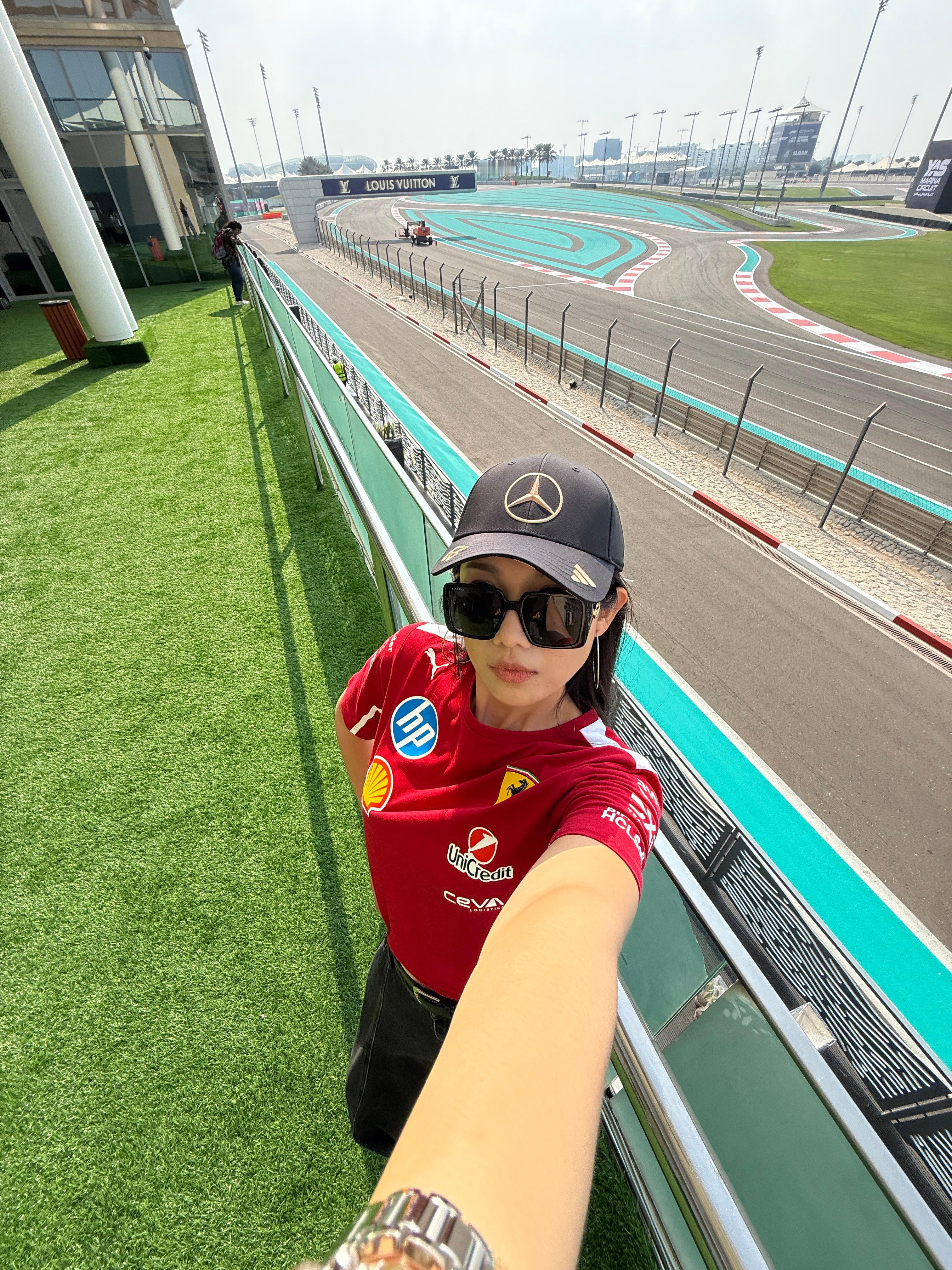 这两天陆续更新在阿布扎比没来得及发的库存！大家不介意吧！先来几张在F1赛道的自拍