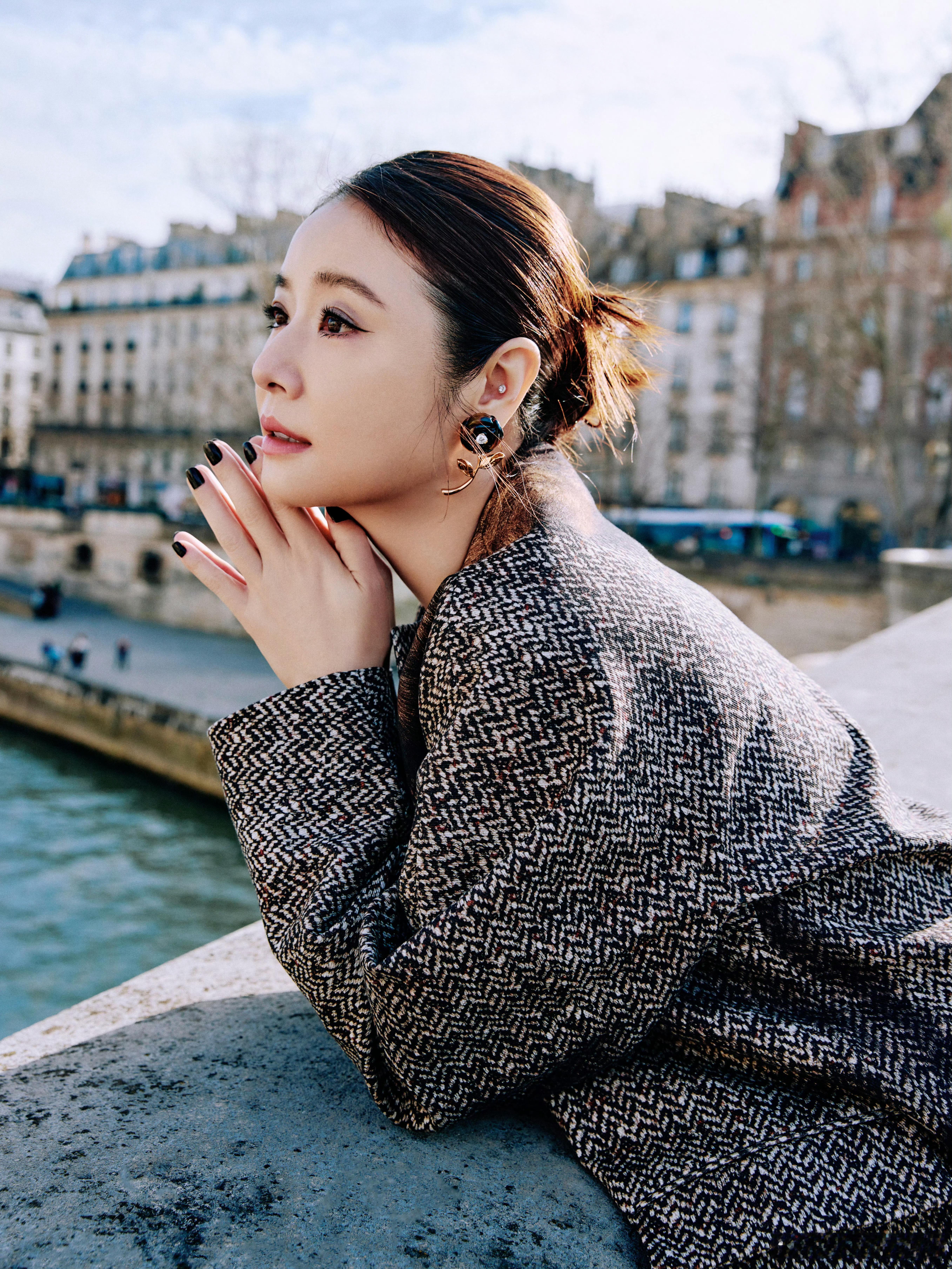 林心如霍建华带女儿看电影林制片事业家庭把控的很好，继续发光发热吧，期待今年制作的