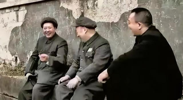 1953 年，毛泽东前往参观朱元璋墓，看到朱洪武的画像，长瘦脸、大下巴、厚嘴唇、