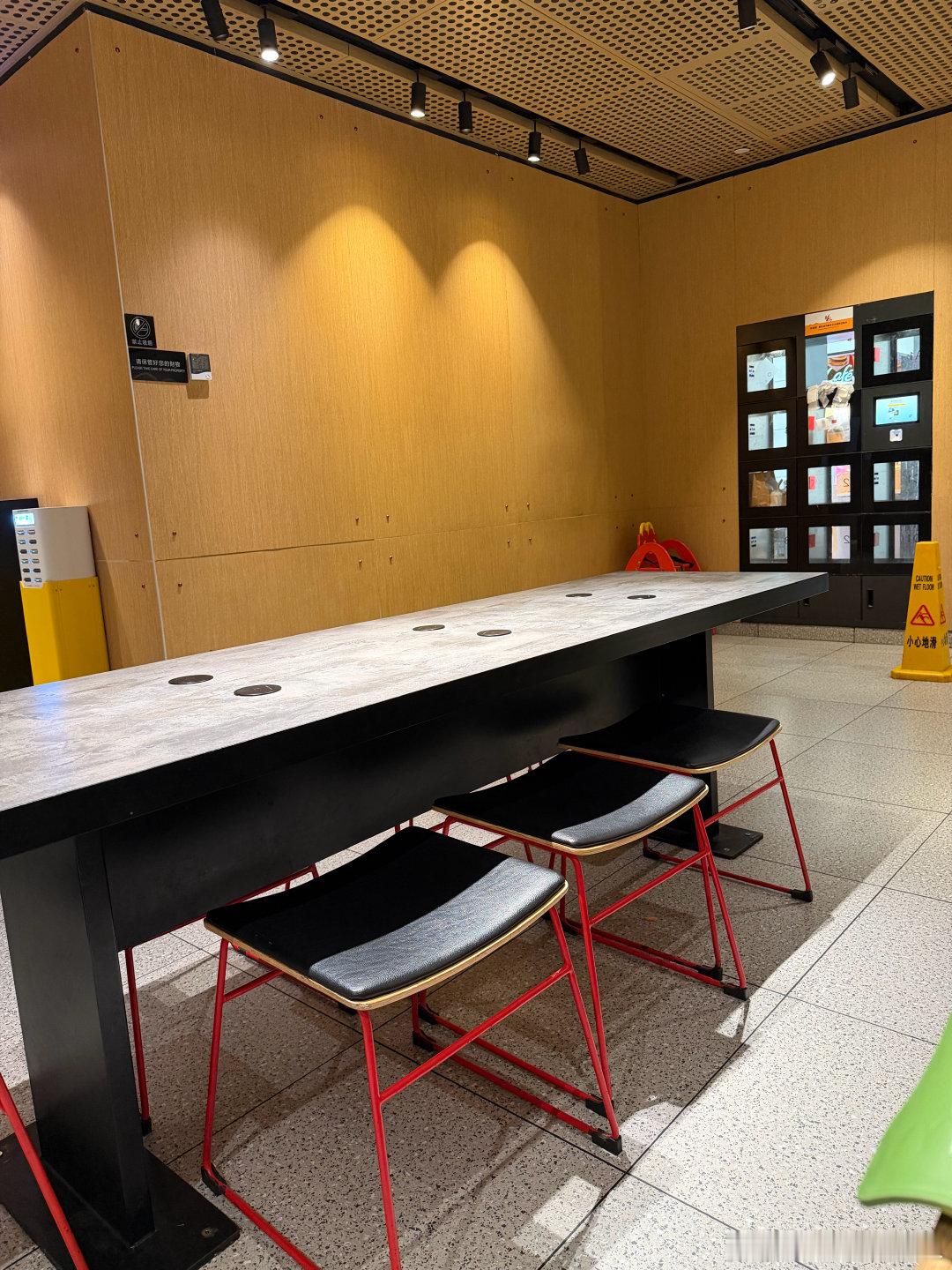 ｜深圳生活｜台风天，商场正常营业，来麦当劳店里吃早餐，冷冷清清，没什么人。其实照