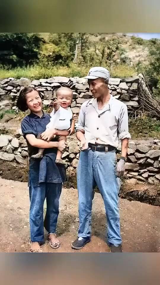 这张照片拍摄于1942年，这是冀中军区司令员吕正操和妻子刘沙抱着儿子吕彤羽留下的