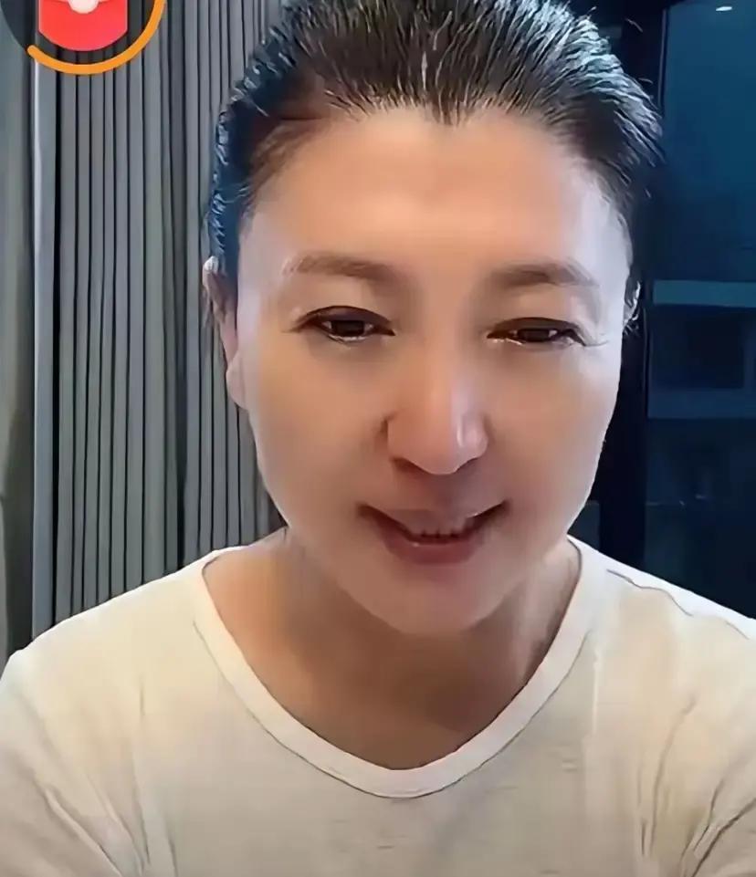 直播3小时掉粉18万
 
闫学晶在镜头前说“我一天零花钱顶你们半年工资”，弹幕瞬