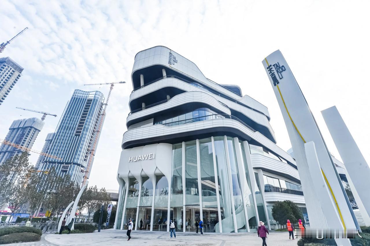 线下门店，一直是品牌与消费者建立联系的重要阵地，同时也是品牌形象与理念的具现化。