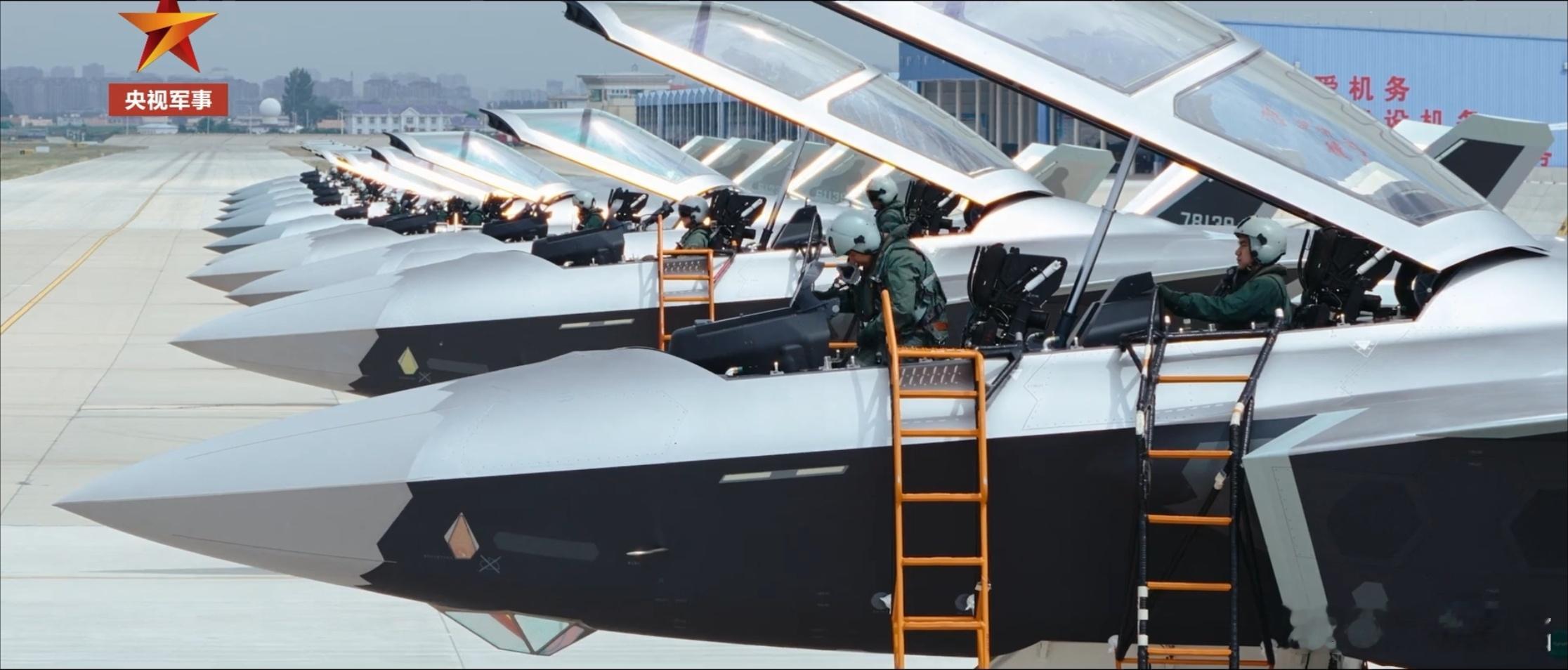 烽火问鼎计划 J-20系列没有配备内置登机梯实在有点可惜，这架J-20S就需要配
