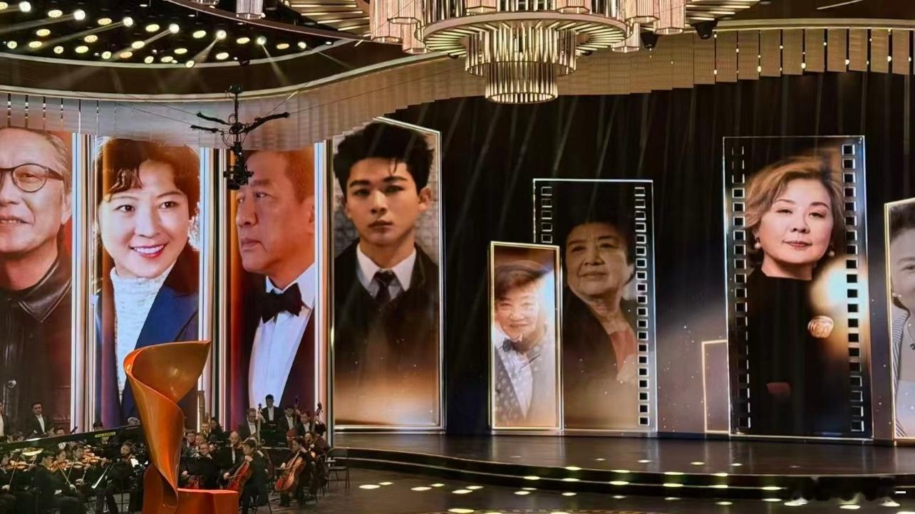 张晚意c位，两旁都是老艺术家什么含金量 