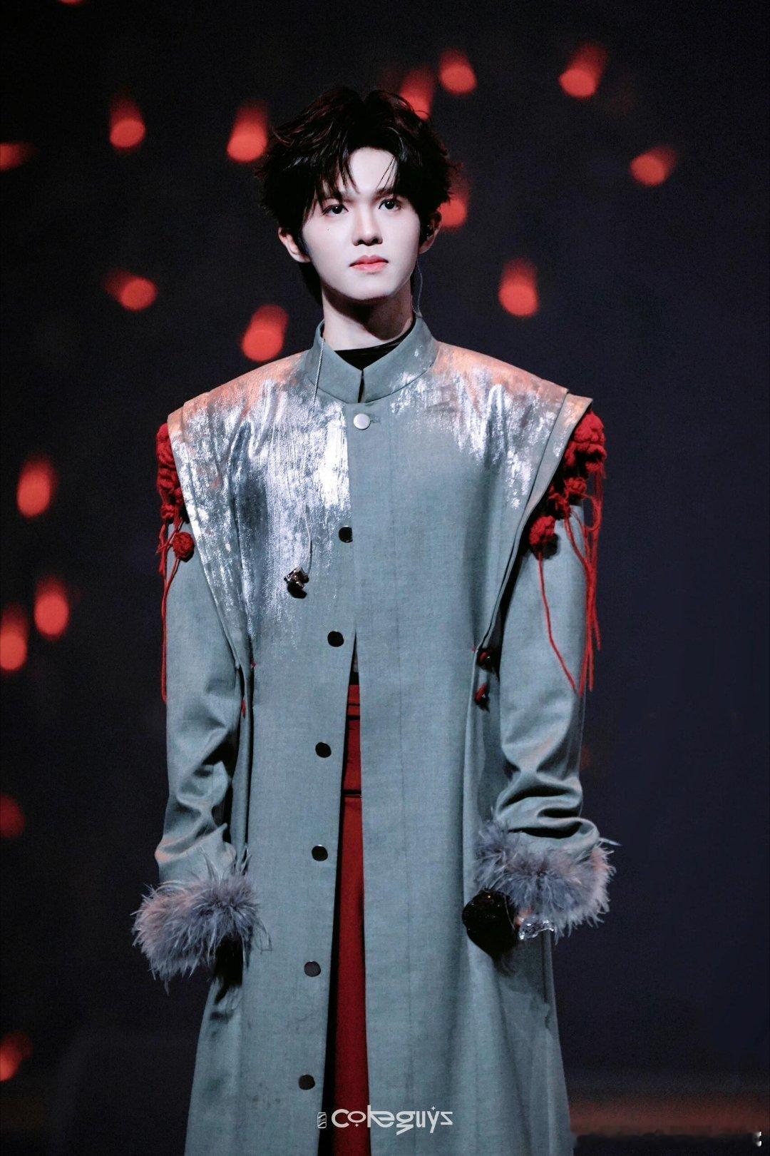 #李昊[超话]##李昊活力小太阳# 好爱这套新中式宝宝📿袖子的那圈毛毛真是点睛