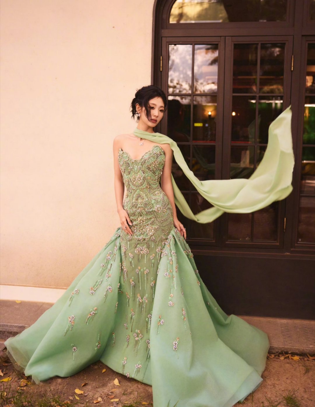 刑菲绿色礼服也很美哦～搭配卷发发型超级优雅！ ​​​