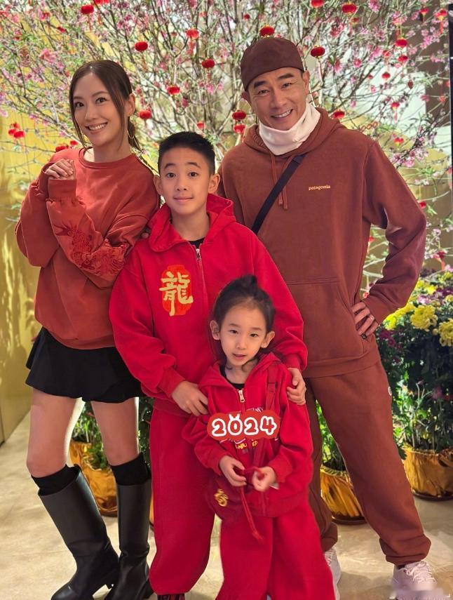 应采儿春节晒全家福！小春哥基因太强大，弟弟越来越像女孩

刚看到应采儿在个人社交