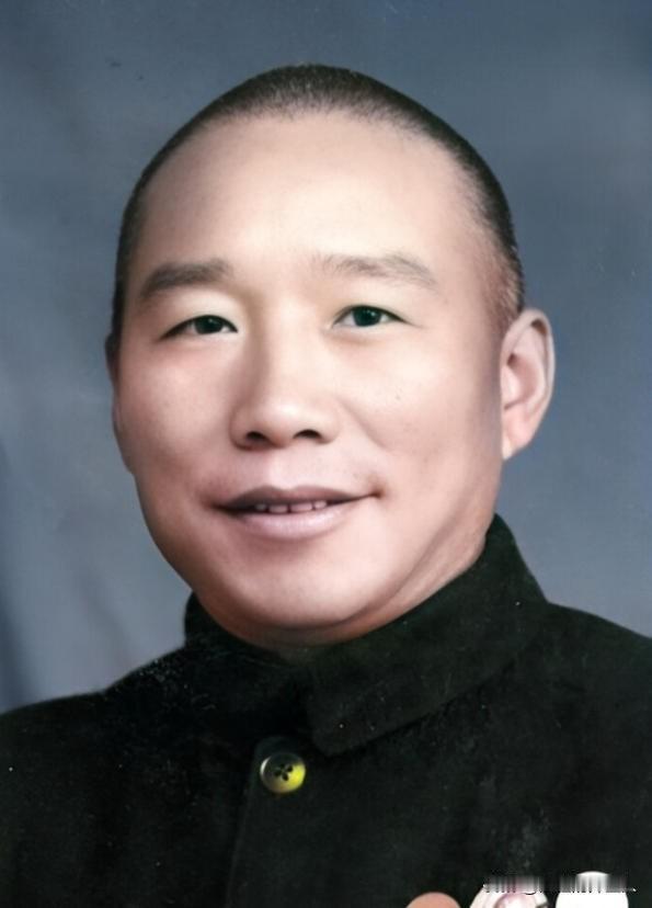 1948年，国军的一名伙夫和大部队走散了，被解放军拦下，解放军看他年纪大，便发了