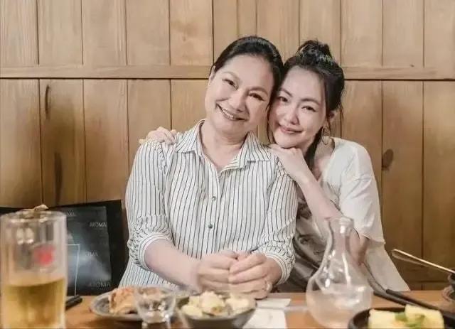 大 s妈 说:该次孩子旅行费用是具俊晔承担，
s妈俊俊比汪好，孩子们都愿跟他互动