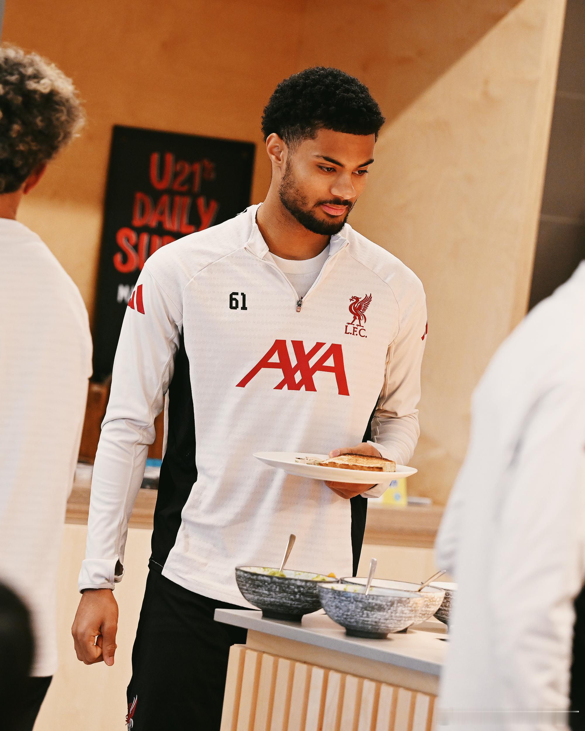 现在青训官推推出场记，让人更了解青训球员，丹恩斯复出了，也看到了阿德科亚 