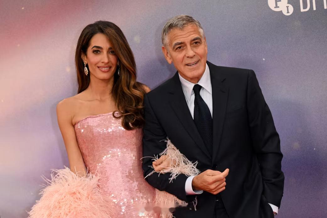 克鲁尼夫妇和孩子获法国国籍 美国演员乔治·克鲁尼与妻子阿玛尔·克鲁尼以及他们的双