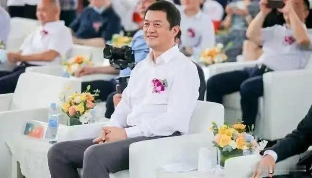 当年荧幕上那个仗剑走江湖的令狐冲，现在竟然沦落到全家挤水泥房了？！

别不信，李