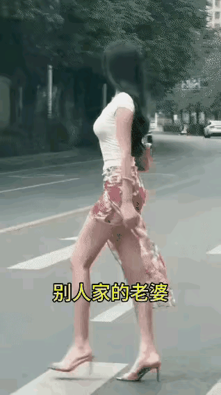 朋友们，下面视频中有两个女人，一个是别人年轻漂亮的老婆，一个是自己长相一般但与男