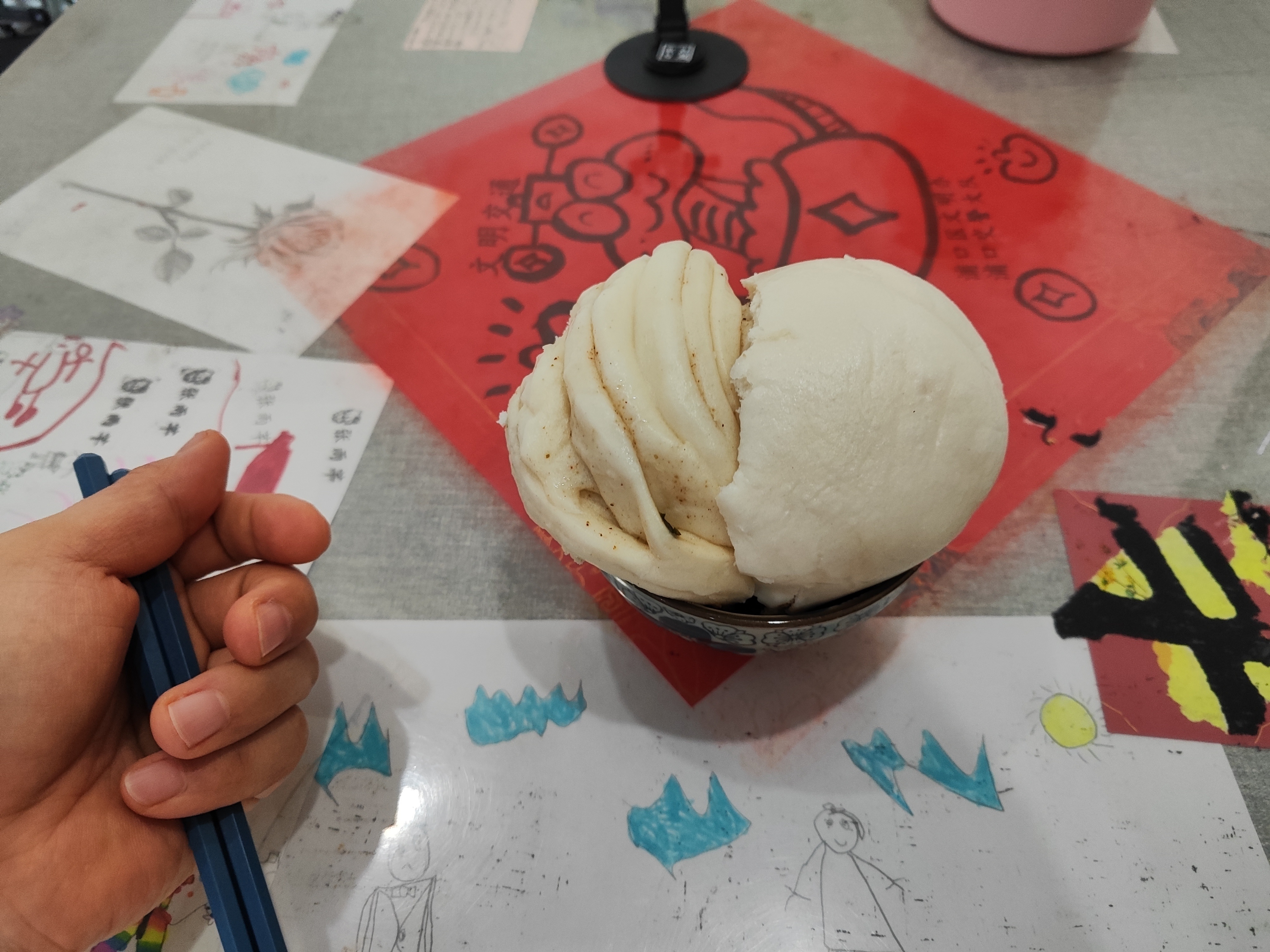 同學们吃兰么 早起来动弹一哈 哑铃凳弹力绳蹬腿热个身，壶铃深蹲5组105，把肉埋