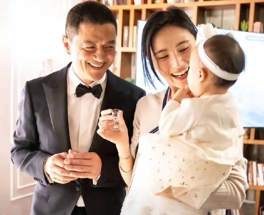 比复婚体面！离婚5月，李亚鹏海哈金喜给离异夫妻上了一课
 
     李亚鹏与海