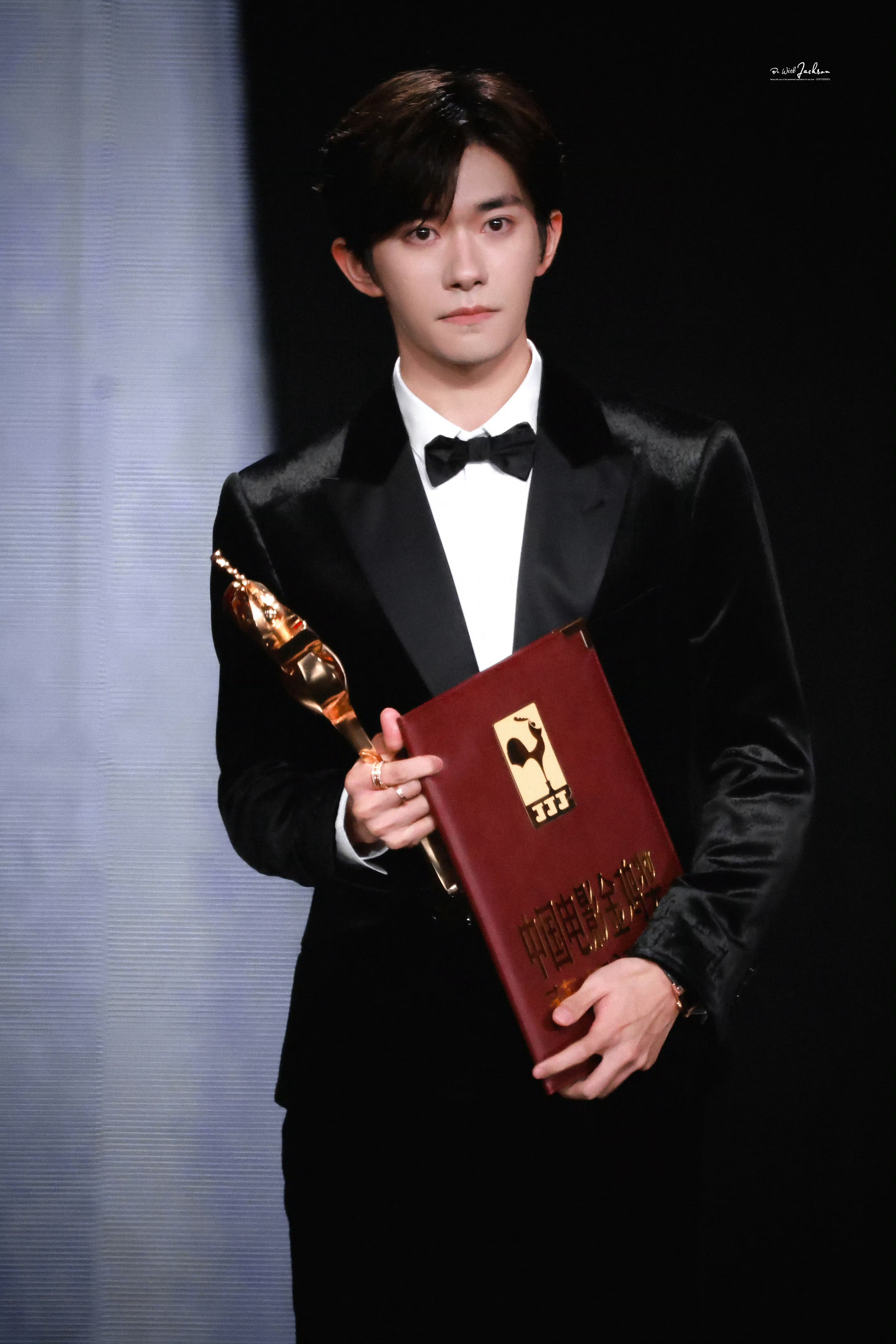 真的想说一句苦尽甘来！24岁的易烊千玺终于得到了属于他的最佳男主！易烊千玺值得！