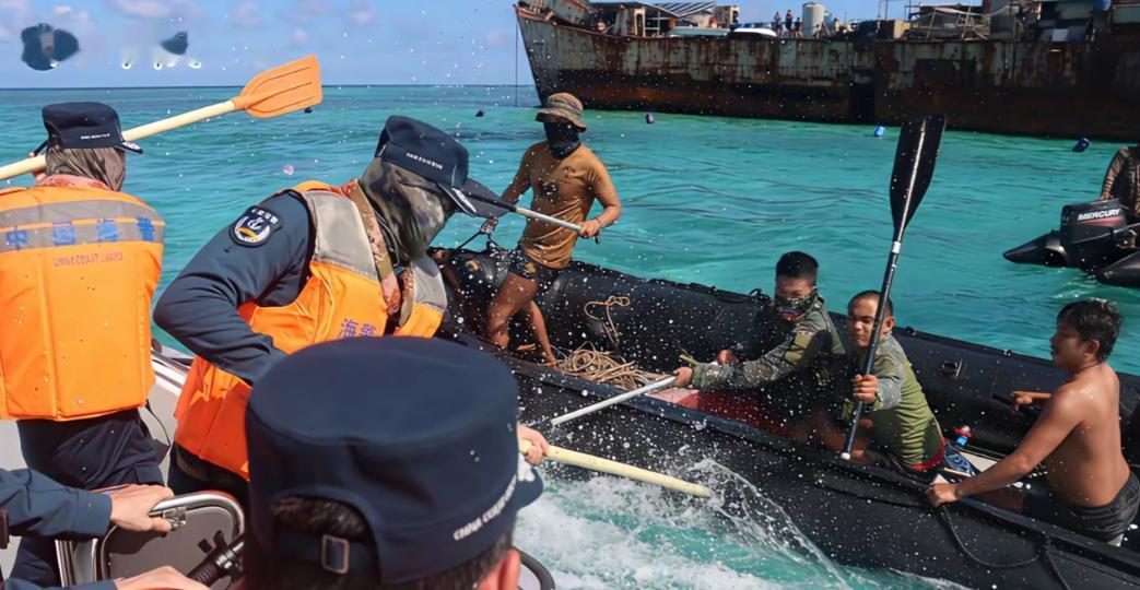 狂到没边了！菲律宾军人手握“定制武器”，主动恶意挑衅中国海警，但接下来发生的一幕