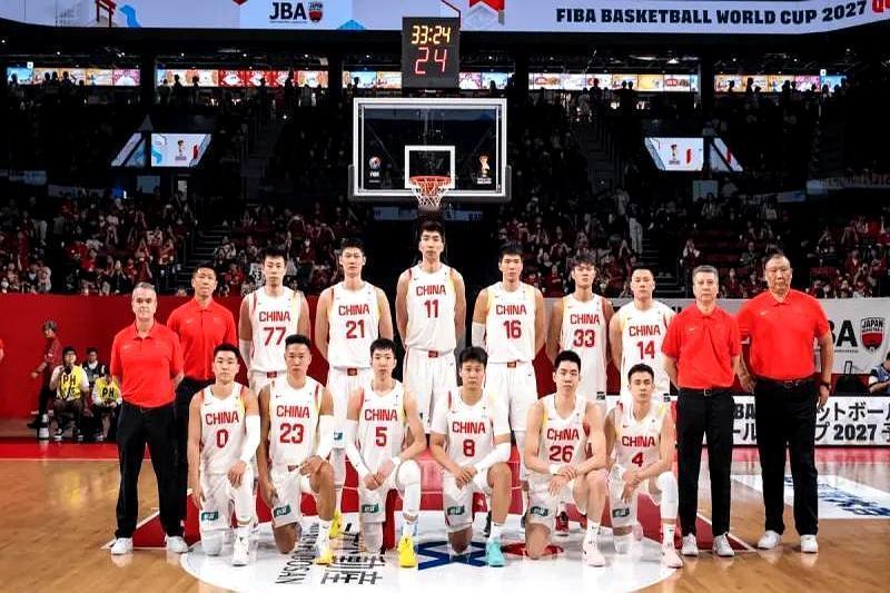 半场落后14分，裁判哨声诡异。他们硬是在日本主场，把一场几乎崩盘的比赛翻了回来。