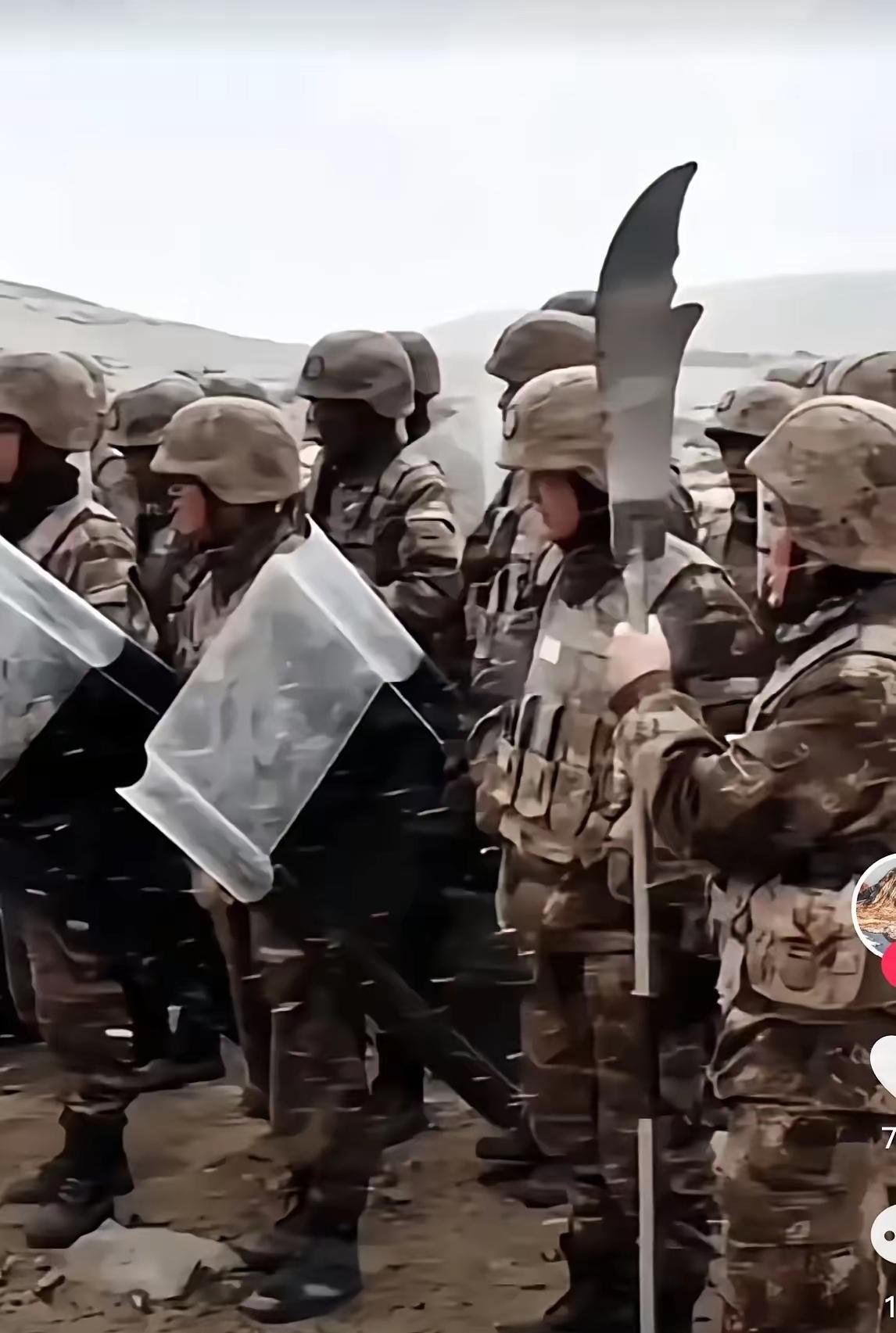 感觉又回到了古代冷兵器时代！
边防部队手握偃月刀，狼牙棒！
感觉这狼牙棒抡起来才