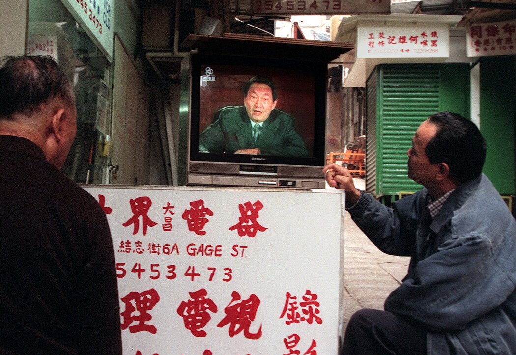 ¹ 看到全球多家主流媒体都发了悼念文章。回忆一个人的职业成就和历史作用。² 其中