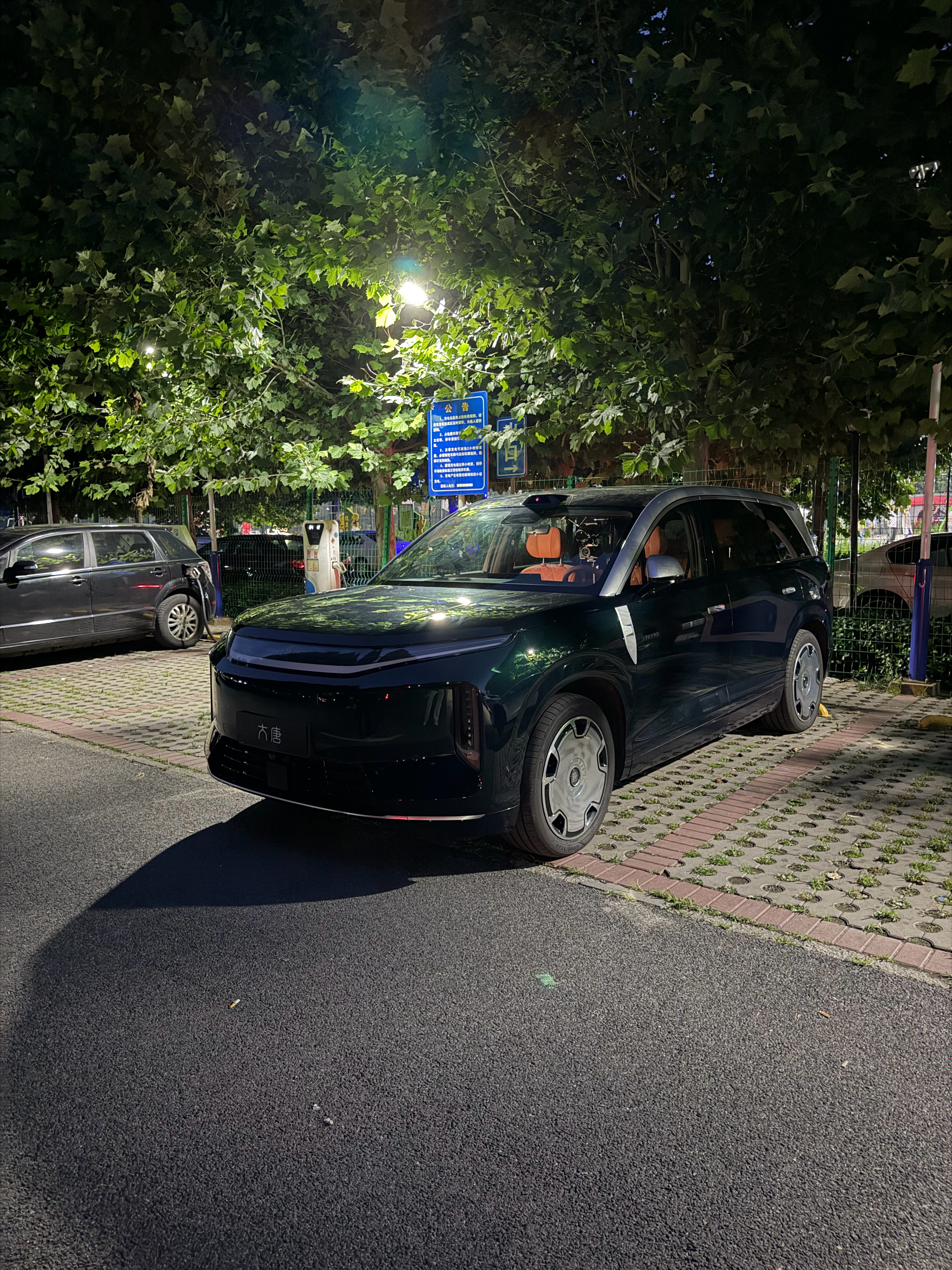 今晚要把这台续航850km的全尺寸SUV跑趴窝。估计得通宵干了，大家觉得这么大的