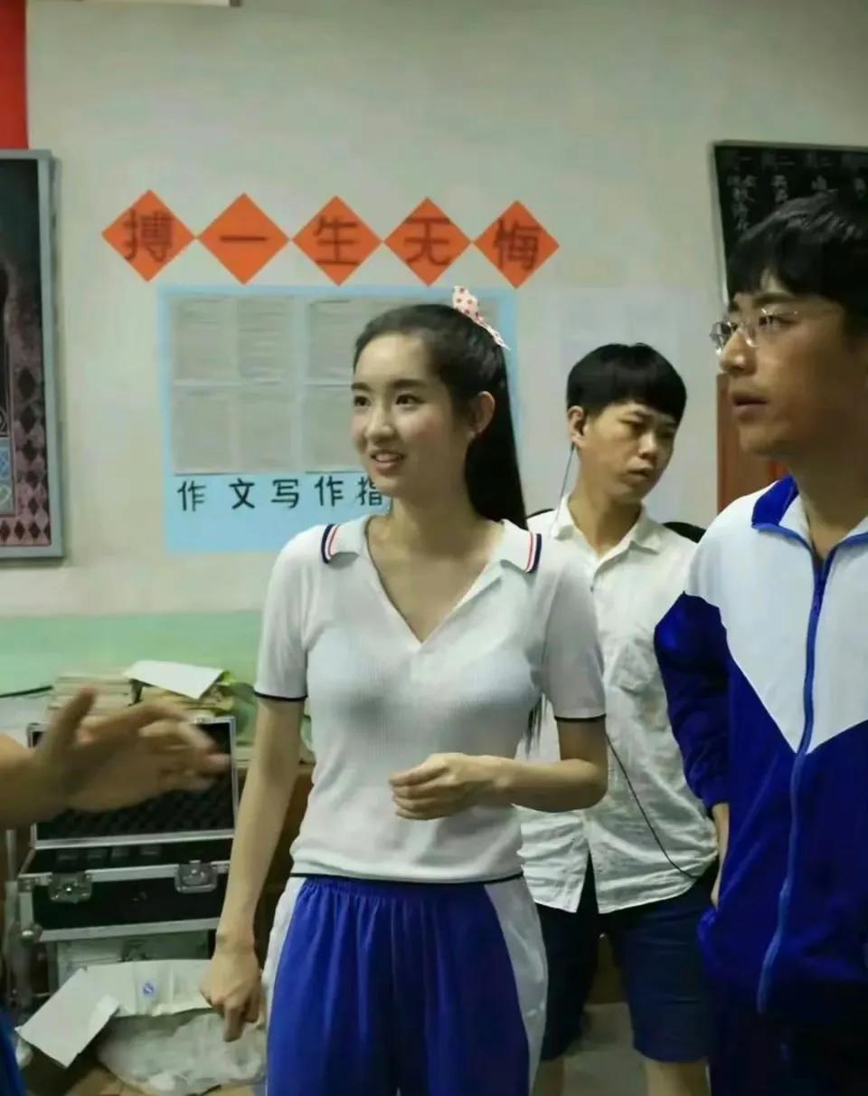 上学的时候就是有些女生即使穿着和我们一样的校服，但也是独一无二的，这种女孩往往学