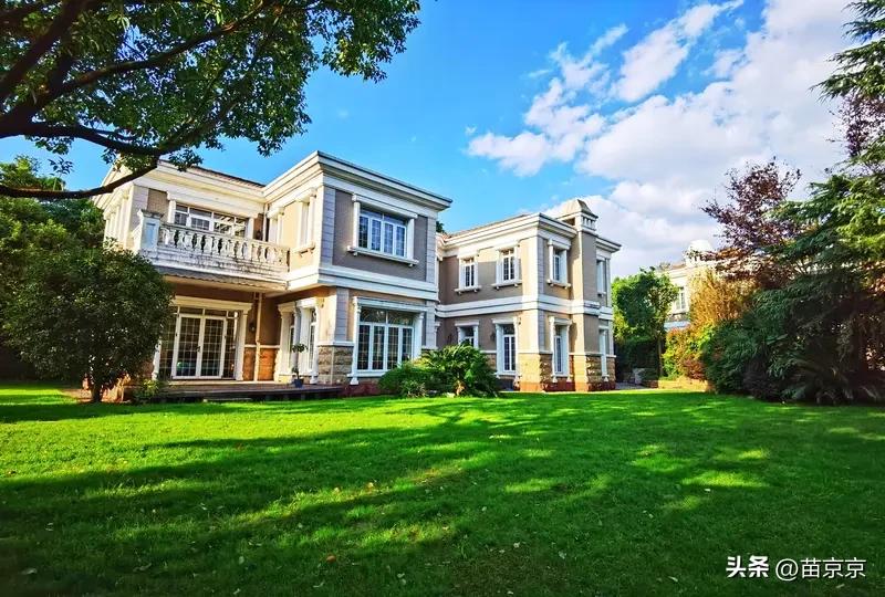 之前看房的人本来看得好好的，都准备坐下来谈了，结果一觉醒来，直接多掏五十万。
普