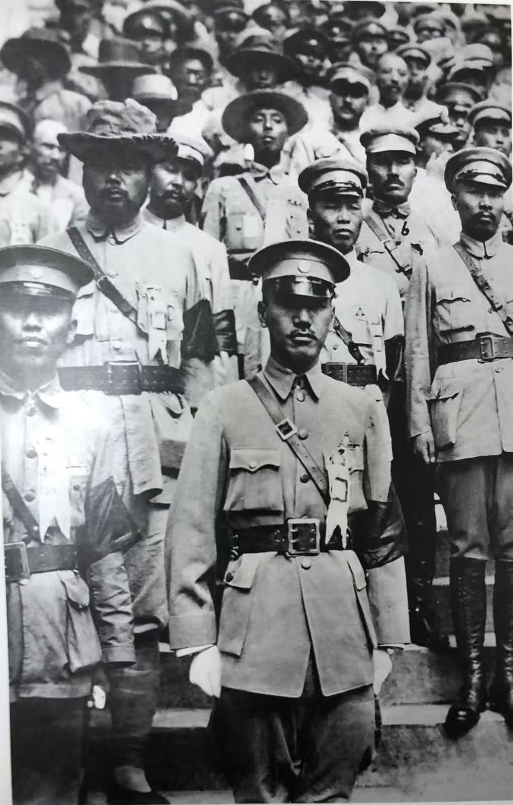 北伐时期历史照片一览！

图一第二排中间是李宗仁，其左边是冯玉祥，右边是不是阎锡
