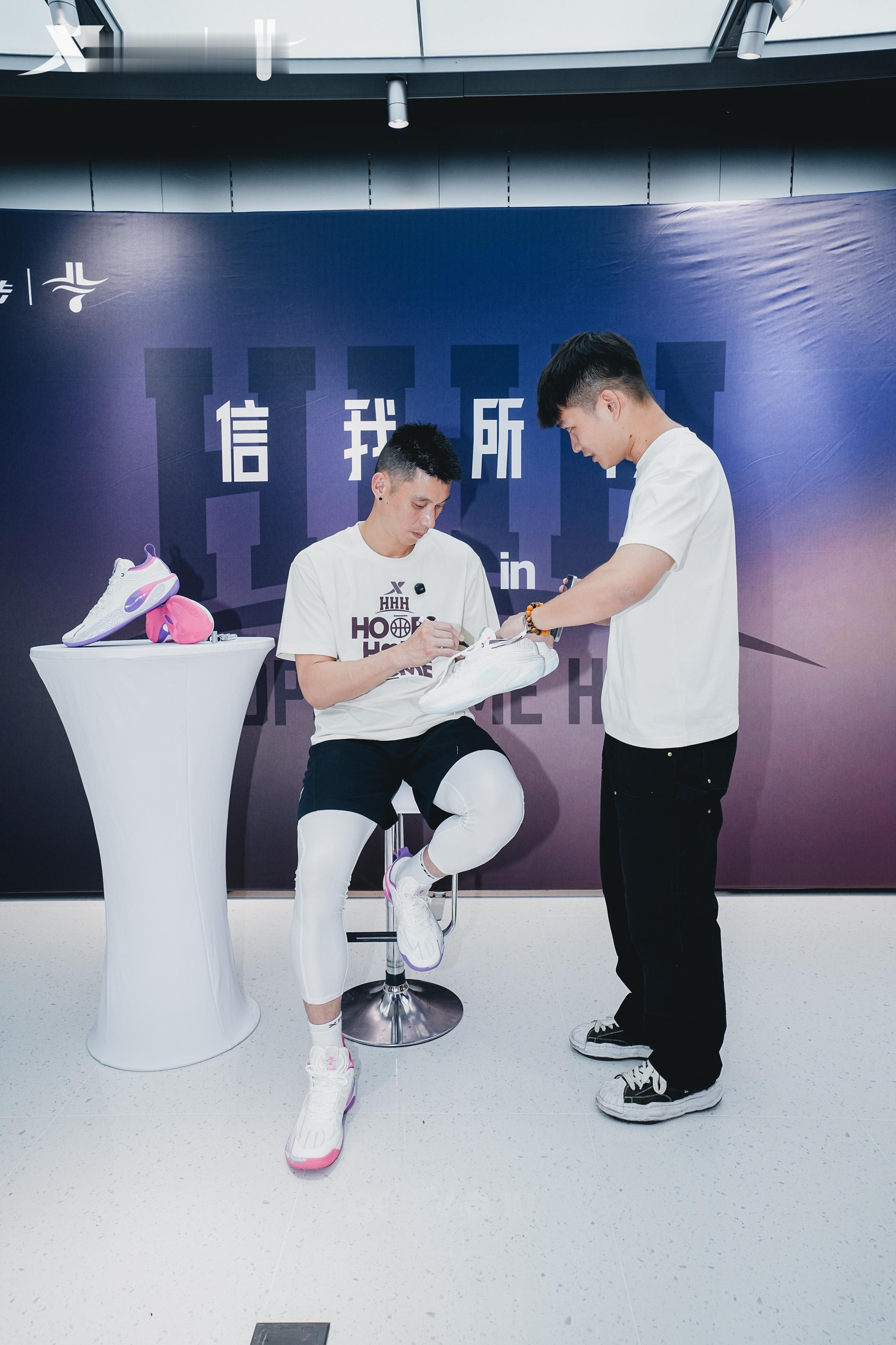 林书豪向厦门的朋友们问好 特步品牌代言人林书豪现身特步厦门门店，刚走进门店就笑着