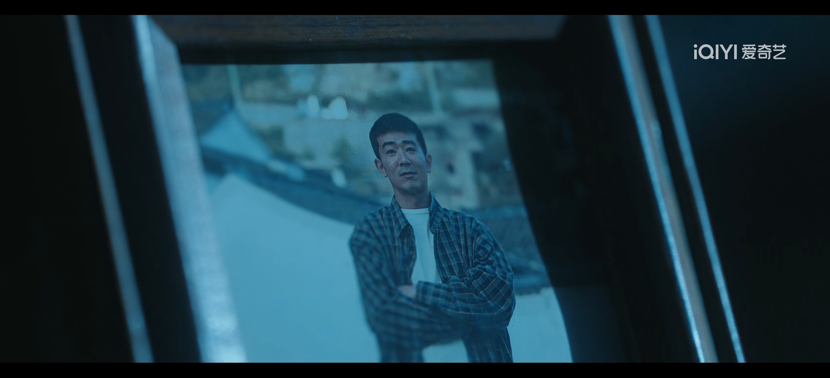 深渊无间 两张照片背景不同，三人照是p过的 ​​​