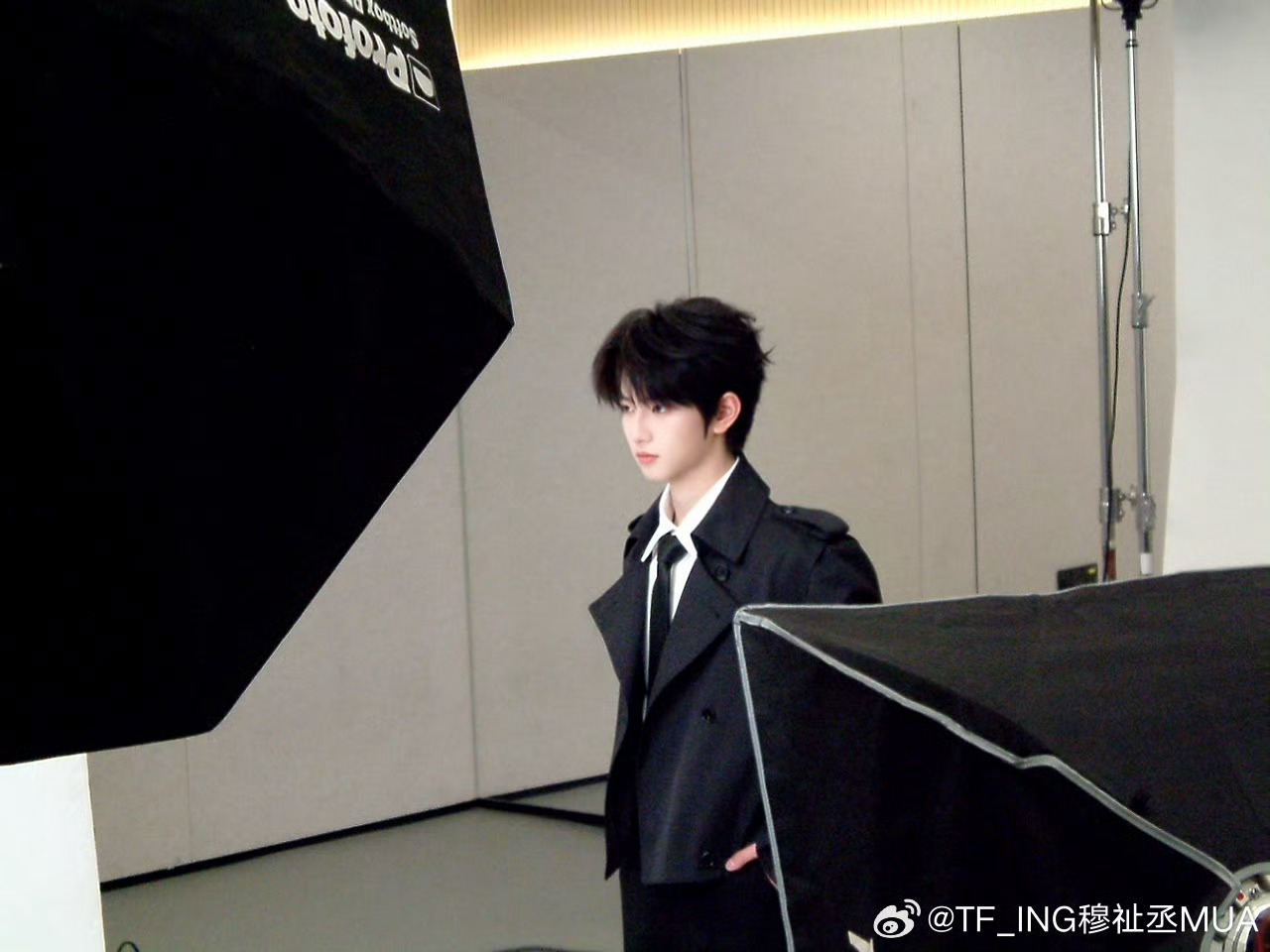 穆祉丞黑色风衣谁能不羡慕穆祉丞的身材比例🥹穿上黑色风衣的小穆气场一下子就出来了