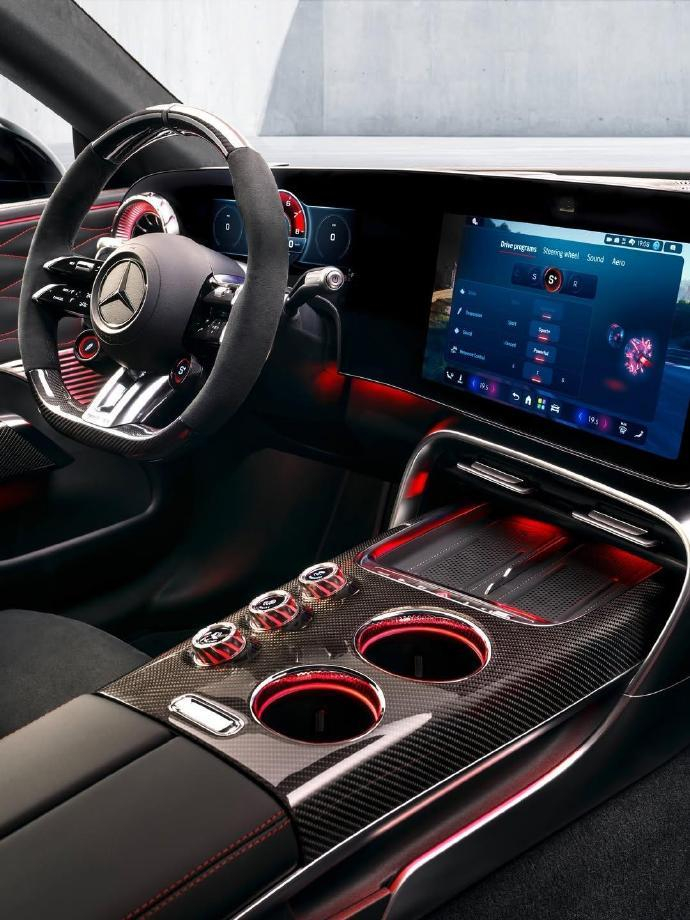 2027 款 AMG GT 四门轿跑内饰首发，驾驶者优先设计 + 越级豪华，这才